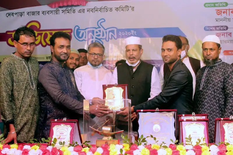 ২০২০ সালের ব্যবসায়ী সম্মাননা পুরস্কারের ক্রেস্ট গ্রহণ