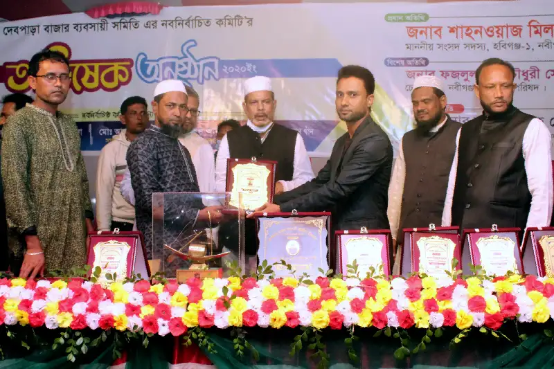 সম্মাননা ক্রেস্ট গ্রহণের আনুষ্ঠানিক মুহূর্ত